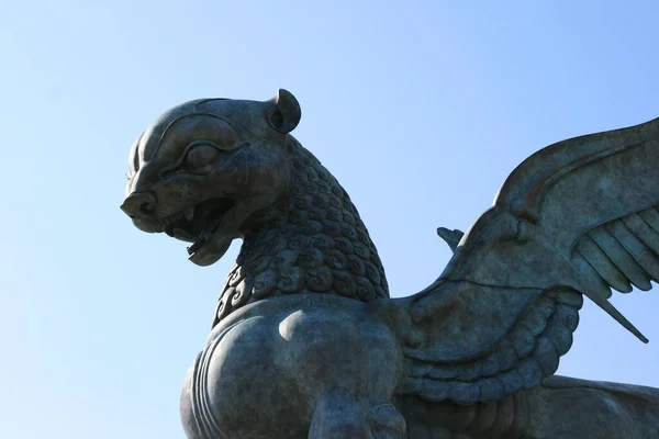 Kazan, Rusya - 13 Temmuz 2021: Kazan Düğün Sarayı (Aile Merkezi) gün batımında, Tataristan. Kazan 'ın simgesi. Kanatlı, hırıldayan kar leoparı erkek heykeli.