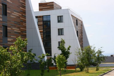 Innopolis, KAZAN, RUSSIA, 13 Temmuz 2021: Gökyüzüne karşı mavi cam cepheli modern binalar. Üniversite kampüsü inşaatı.