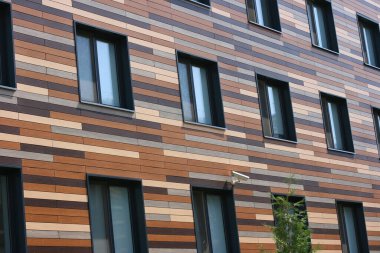 Innopolis, KAZAN, RUSSIA, 13 Temmuz 2021: Gökyüzüne karşı mavi cam cepheli modern binalar. Üniversite kampüsü inşaatı.