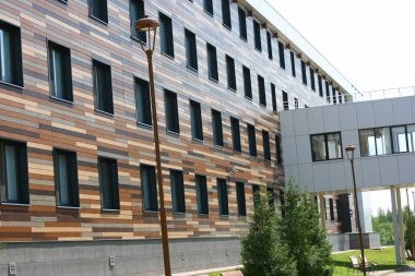 Innopolis, KAZAN, RUSSIA, 13 Temmuz 2021: Gökyüzüne karşı mavi cam cepheli modern binalar. Üniversite kampüsü inşaatı.