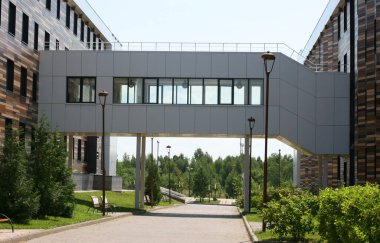 Innopolis, KAZAN, RUSSIA, 13 Temmuz 2021: Gökyüzüne karşı mavi cam cepheli modern binalar. Üniversite kampüsü inşaatı.