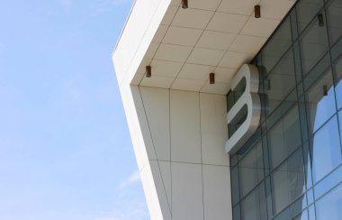 Innopolis, KAZAN, RUSSIA, 13 Temmuz 2021: Gökyüzüne karşı mavi cam cepheli modern binalar. Üniversite kampüsü inşaatı.