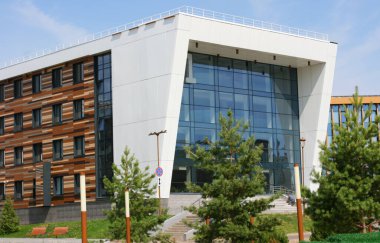 Innopolis, KAZAN, RUSSIA, 13 Temmuz 2021: Gökyüzüne karşı mavi cam cepheli modern binalar. Üniversite kampüsü inşaatı.