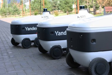 Kazan bölgesindeki It-Village 'da modern bir bina. Tataristan 'daki Innopolis şehri. Innopolis 'te otomatik dağıtım Yandex robotu 
