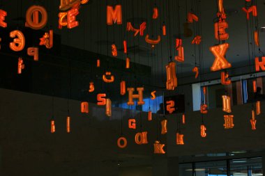 Kazan, Tataristan, Rusya - 28 Temmuz 2021. Tataristan Cumhuriyeti Ulusal Kütüphanesi. Kütüphane salonundaki harflerle süslenmiş.