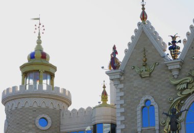 Kazan - 14 Temmuz 2021: Tatar Devlet Kukla Tiyatrosu, Kazan, Rusya. Güneşli yaz gününde tarihi bina