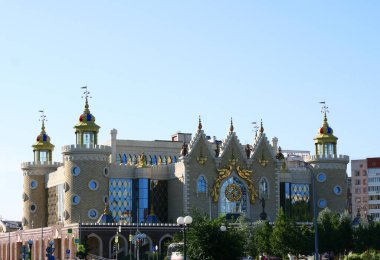 Kazan - 14 Temmuz 2021: Tatar Devlet Kukla Tiyatrosu, Kazan, Rusya. Güneşli yaz gününde tarihi bina