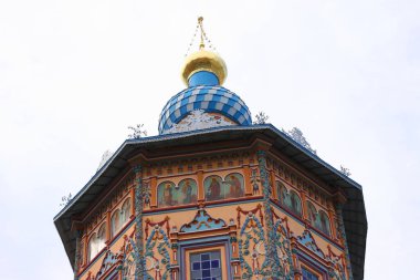 11 Temmuz 2021 - Aziz Peter ve Paul Katedrali, Kazan, Tataristan, Rusya. Kazan 'ın turistik cazibesi. Süslü boyalı Rus Ortodoks kilisesi, Kazan şehrinin tarihi simgesi.
