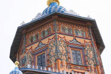 11 Temmuz 2021 - Aziz Peter ve Paul Katedrali, Kazan, Tataristan, Rusya. Kazan 'ın turistik cazibesi. Süslü boyalı Rus Ortodoks kilisesi, Kazan şehrinin tarihi simgesi.