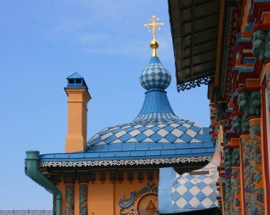 11 Temmuz 2021 - Aziz Peter ve Paul Katedrali, Kazan, Tataristan, Rusya. Kazan 'ın turistik cazibesi. Süslü boyalı Rus Ortodoks kilisesi, Kazan şehrinin tarihi simgesi.