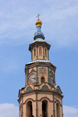 11 Temmuz 2021 - Aziz Peter ve Paul Katedrali, Kazan, Tataristan, Rusya. Kazan 'ın turistik cazibesi. Süslü boyalı Rus Ortodoks kilisesi, Kazan şehrinin tarihi simgesi.