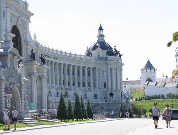 Tataristan, Rusya 21 Temmuz 2021 - Kazan şehir merkezindeki güzel yeşil park ve Çiftçi Sarayı (Çevre ve Tarım Bakanlığı) manzarası. Burası Kazan 'ın simgesi..