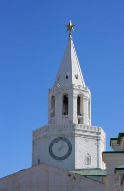 Kazan Kremlin, Tataristan, Rusya - 12 Temmuz 2021 - Kazan 'ın tarihi simgesidir. Beyaz kalenin ana girişi, Spasskaya Kulesi dikey görünümü.