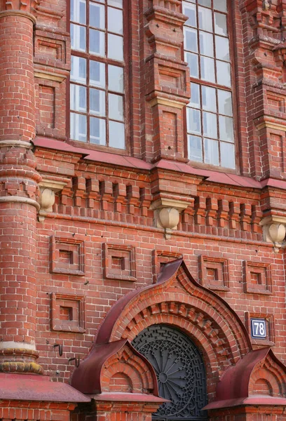 KAZAN, RUSSIA - 17 Temmuz 2021: Rusya 'nın Tataristan Cumhuriyeti' nin başkenti Kazan 'ın göbeğindeki Epifani Kilisesi çan kulesi