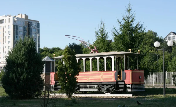 Yazın Kazan caddesi, Tataristan, Rusya - 18 Temmuz 2021 - Retro tramvay. Burası Kazan 'ın turistik merkezi. Eski model tramvaylarla eğlenen bir kız. Ulaşım, insanlar seyahat ve gezi konsepti.