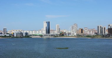 KAZAN, TATARSTAN, RUSSIA -16 Temmuz 2021: Kazan 'ın panoramik manzarası. Alacakaranlıkta Kazanka Nehri. 