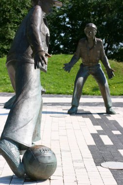 Rusya 'nın Kazan şehrinde 24 Haziran 2021' de düzenlenen Deri Top Gençlik Turnuvası 'na adanmış heykel kompozisyonu. Çocuklar futbol oynuyor..