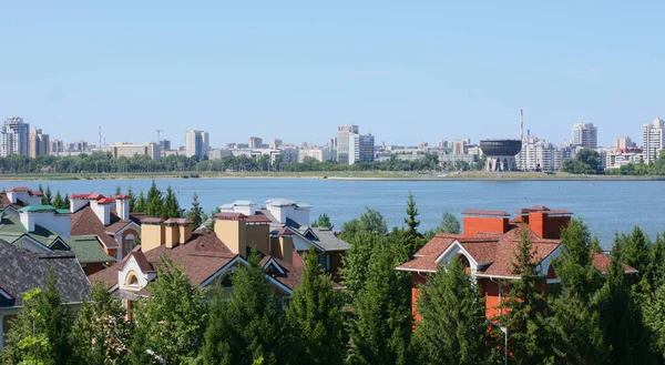 Kazan, Kazan, Tataristan Cumhuriyeti, Rusya - 21 Temmuz 2021 'de, Kazanka Nehri kıyısındaki Kremlin barajındaki konut binaları