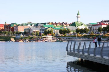 Nizhny Gölü Kaban. Kazan, Tataristan, Rusya: 14 Temmuz 2021. Aşağı Kaban Gölü 'nün seti. Turistler yürüyor ve kayıkla geziyor. Fotokopi alanı olan fotoğraf. Toprağın panoramik görünümü