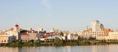 Nizhny Gölü Kaban. Kazan, Tataristan, Rusya: 14 Temmuz 2021. Aşağı Kaban Gölü 'nün seti. Turistler yürüyor ve kayıkla geziyor. Fotokopi alanı olan fotoğraf. Toprağın panoramik görünümü