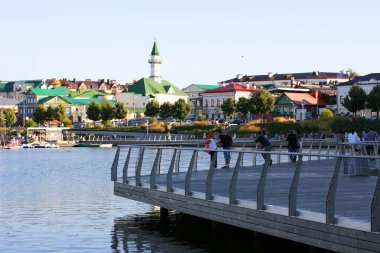 Nizhny Gölü Kaban. Kazan, Tataristan, Rusya: 14 Temmuz 2021. Aşağı Kaban Gölü 'nün seti. Turistler yürüyor ve kayıkla geziyor. Fotokopi alanı olan fotoğraf. Toprağın panoramik görünümü