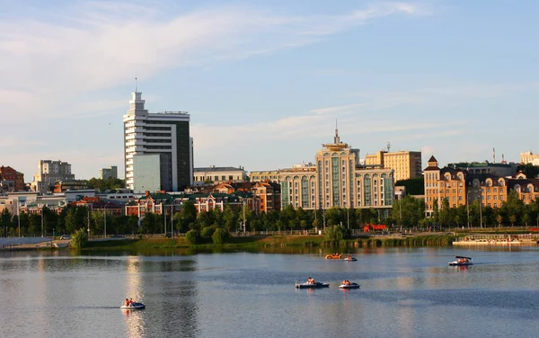 Nizhny Gölü Kaban. Kazan, Tataristan, Rusya: 14 Temmuz 2021. Aşağı Kaban Gölü 'nün seti. Turistler yürüyor ve kayıkla geziyor. Fotokopi alanı olan fotoğraf. Toprağın panoramik görünümü