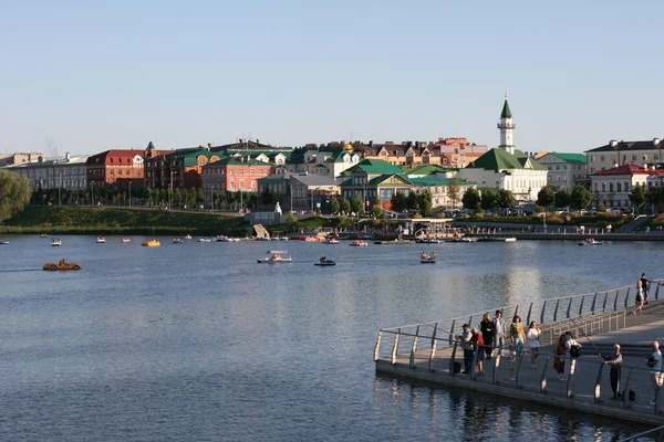 Nizhny Gölü Kaban. Kazan, Tataristan, Rusya: 14 Temmuz 2021. Aşağı Kaban Gölü 'nün seti. Turistler yürüyor ve kayıkla geziyor. Fotokopi alanı olan fotoğraf. Toprağın panoramik görünümü