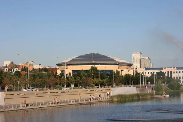 Nizhny Gölü Kaban. Kazan, Tataristan, Rusya: 14 Temmuz 2021. Aşağı Kaban Gölü 'nün seti. Turistler yürüyor ve kayıkla geziyor. Fotokopi alanı olan fotoğraf. Toprağın panoramik görünümü