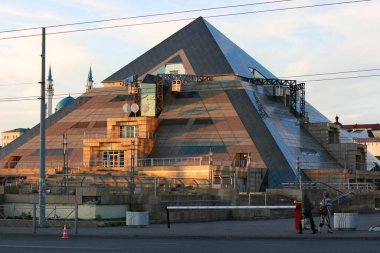 KAZAN, Rusya - 21 Temmuz 2021. Kültür ve eğlence kompleksi piramidi manzarası. Vakhitovskiy bölgesi, Kazan şehri, Tataristan Cumhuriyeti, Rusya.