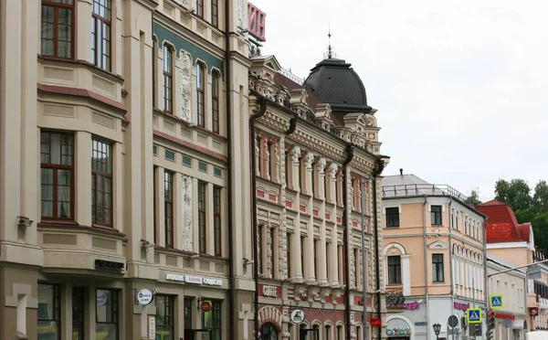KAZAN, RUSSIA - 20 Temmuz 2021: Kazan 'ın merkezinde antik evler. Tüccar Usmanov 'un evi şimdi Hotel Chaliapin' de. Üniversite caddesi şehrin ana caddelerinden biri. Evin zemin katında dükkanlar var.