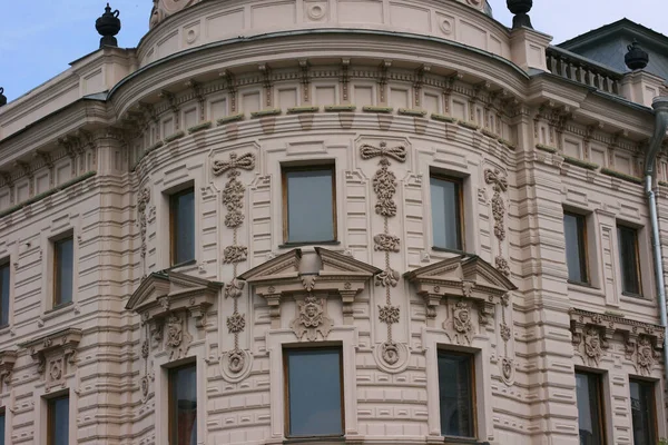 Kazan, Rusya - 12 Temmuz 2021 - Alexandrovsky geçidi Kazan Kremlin caddesinde. Tataristan. Rusya