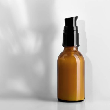 Beyaz bir arka plan üzerine bir şişe