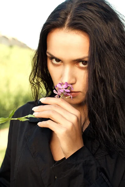 Hermosa chica adulta con flor silvestre —  Fotos de Stock
