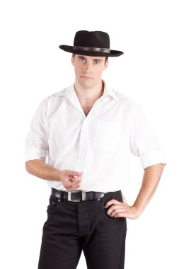 genç adam şapkasını dokunmadan