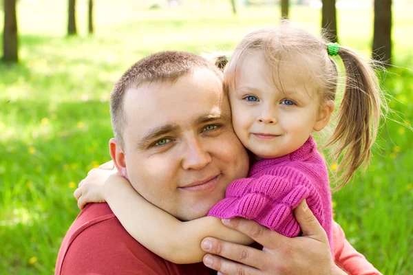 Ragazza che abbraccia suo padre — Foto Stock