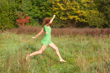 güzel kız glade üzerinde çalışır