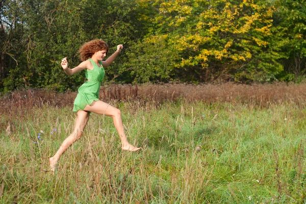 Hermosa chica corre en un glade —  Fotos de Stock