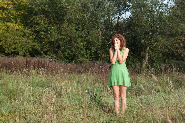 Photo de femme romantique dans la forêt de fées . — Photo