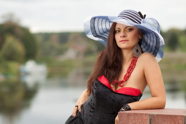 Young lady in hat with an umbrella — Stock Photo, Image