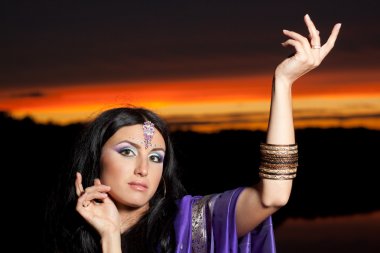 geleneksel moda güzel Hintli bir kadınla