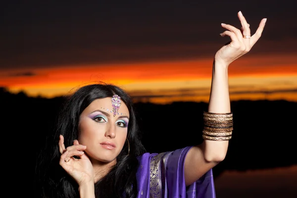Mooie Indiase vrouw met traditionele mode — Stockfoto