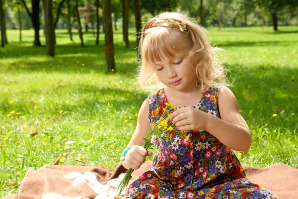 Маленькая девочка делает букет — стоковое фото