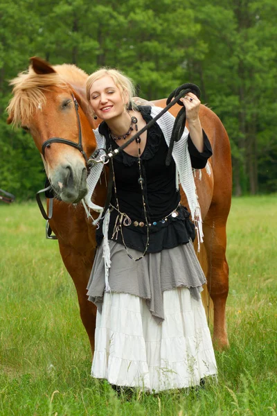 Frau mit Pferd — Stockfoto