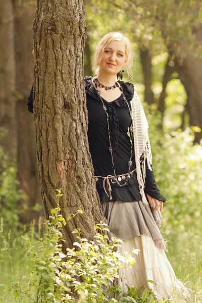 Junge Frau im Boho-Stil — Stockfoto