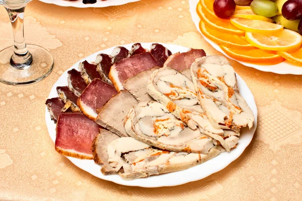 Plato con productos cárnicos en rodajas —  Fotos de Stock