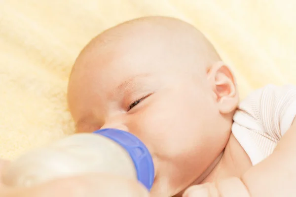 Bebé bebiendo leche —  Fotos de Stock