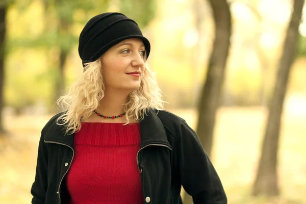 Young woman in autumn park — Stock Photo, Image