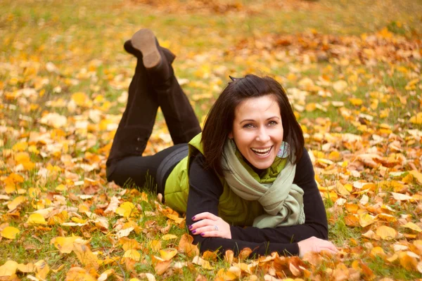 Kobieta odpoczynku w parku jesień — Zdjęcie stockowe