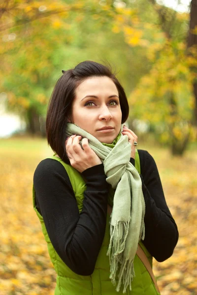 Giovane donna tirando la sciarpa — Foto Stock