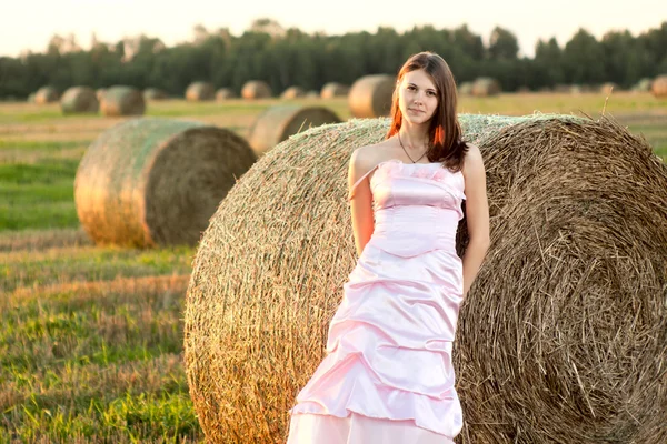 Bella sposa al tramonto — Foto Stock